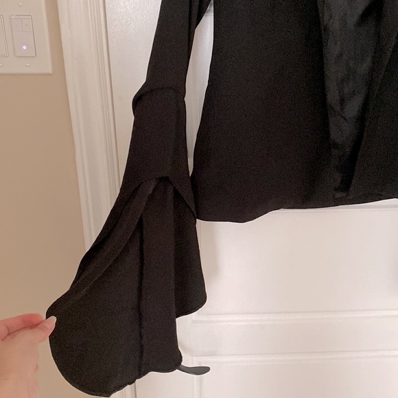 Black blazer with flowy long sleeves - Picture 2 of 3